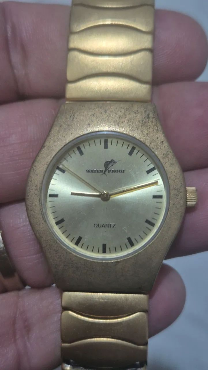 Relógio WATER PROOF  QUARTZ  DOURADO    -   SEM USO  - Foto 4