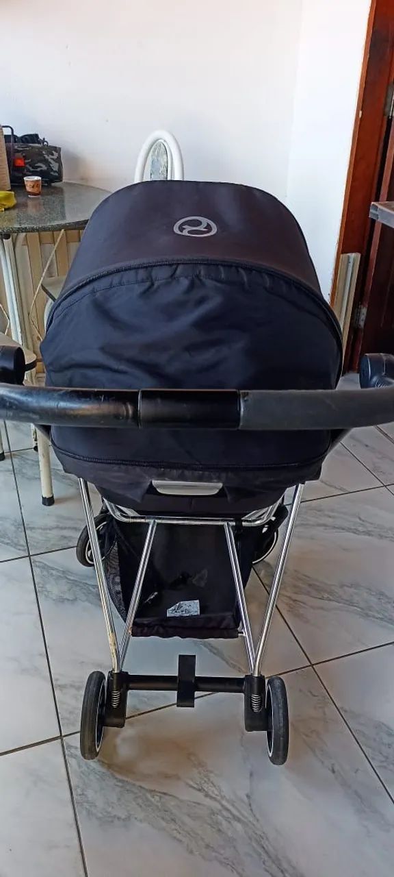 Dois carrinho de bebê