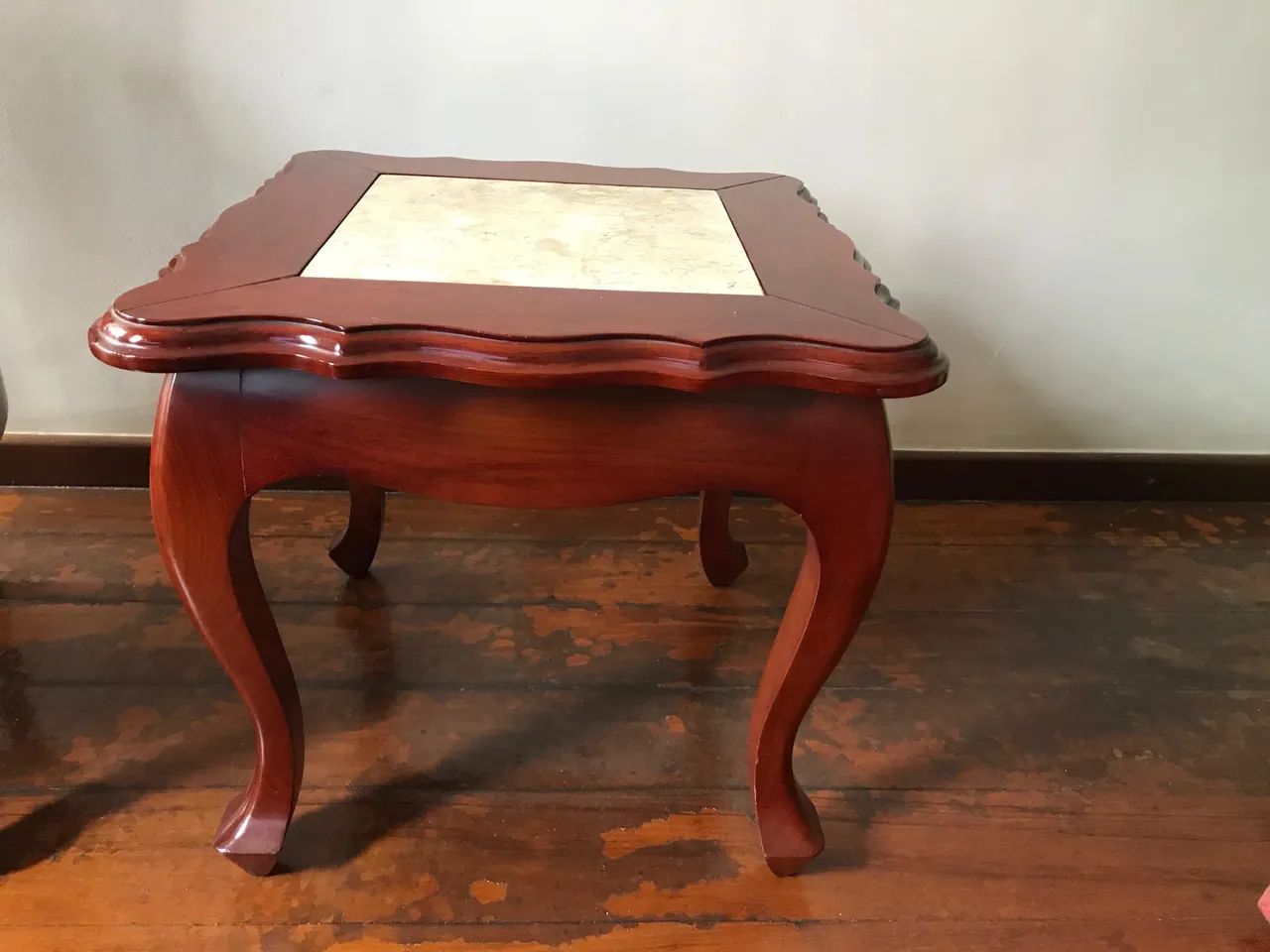 Mesa de canto de mogno e tampo de Mármore Carrara  - Foto 2