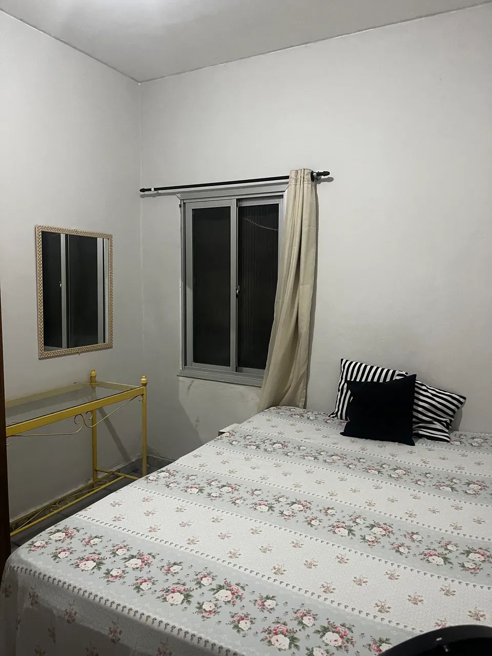 Alugo quarto para meninas 