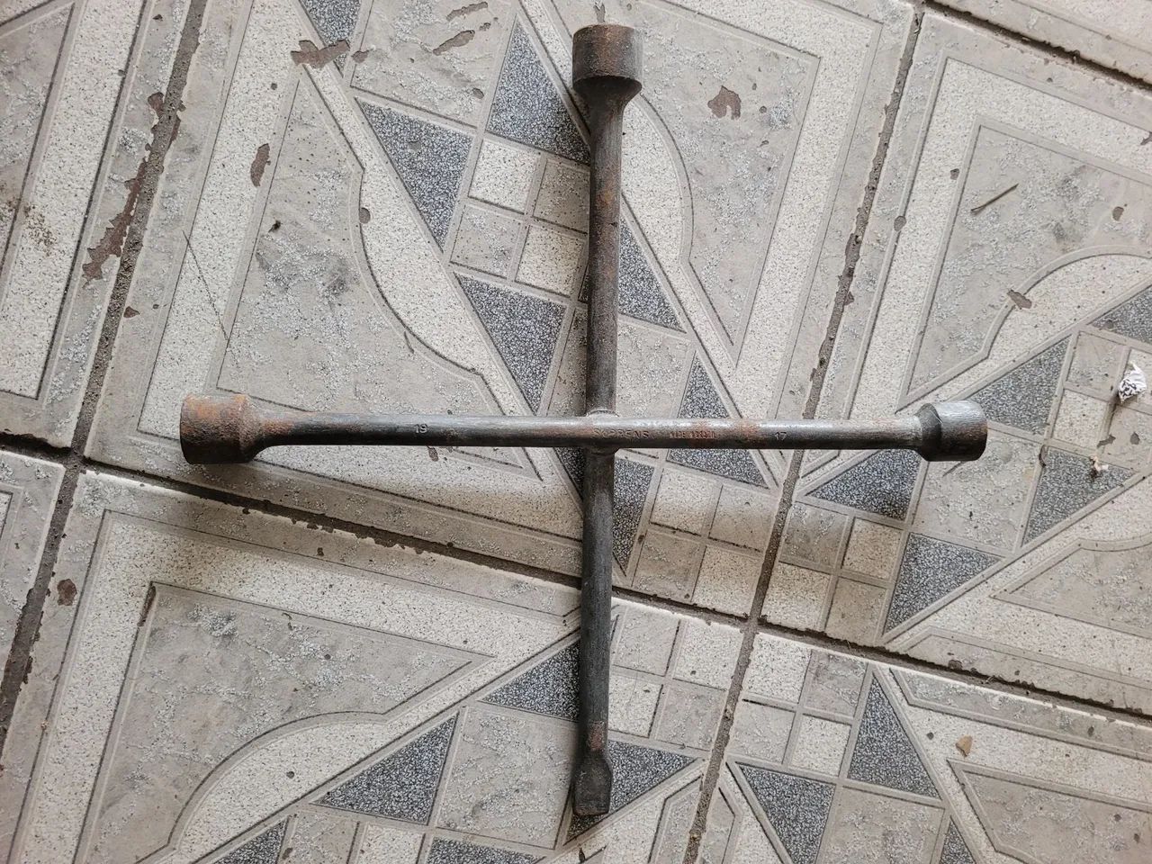 Chave de roda e triângulo  - Foto 3