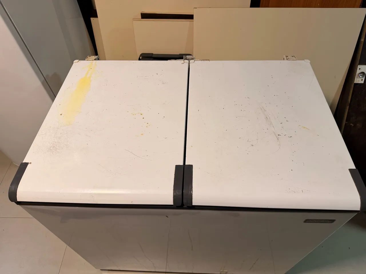 Freezer esmaltec 220V com marcas de uso - Foto 4