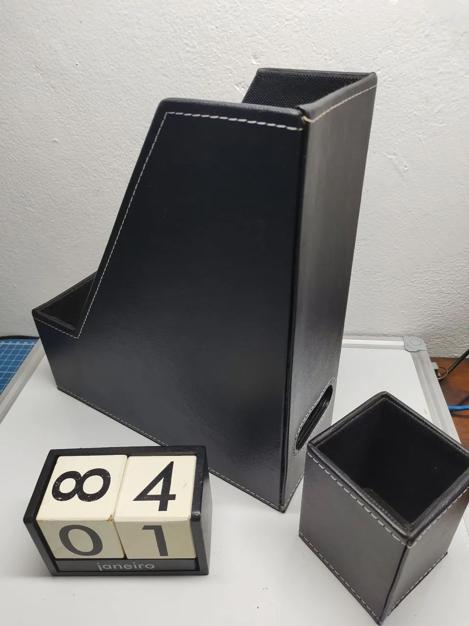 Kit Organizador Mesa Tok&Stok - Calendário Perpétuo Cubos Madeira + Caixa + Porta-Canetas - Foto 2