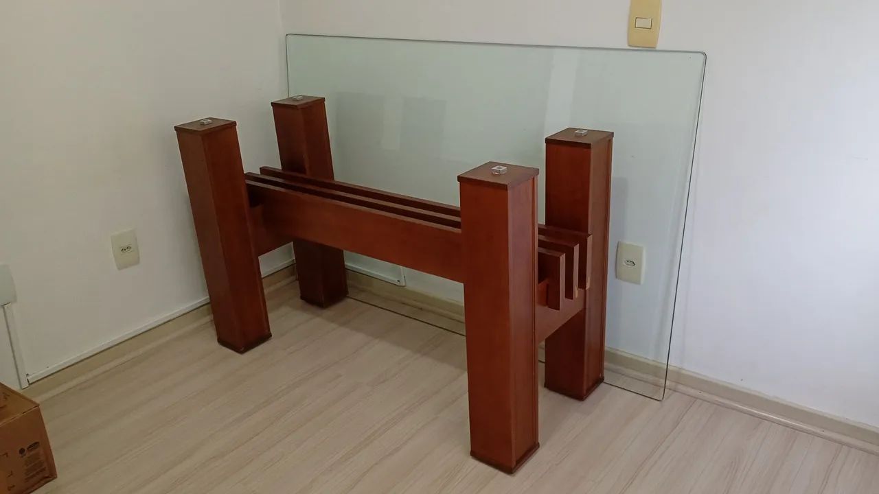 Mesa retangular 2,20x 1,40 com tampo de vidro, Com bordas bisotê. Interessados *