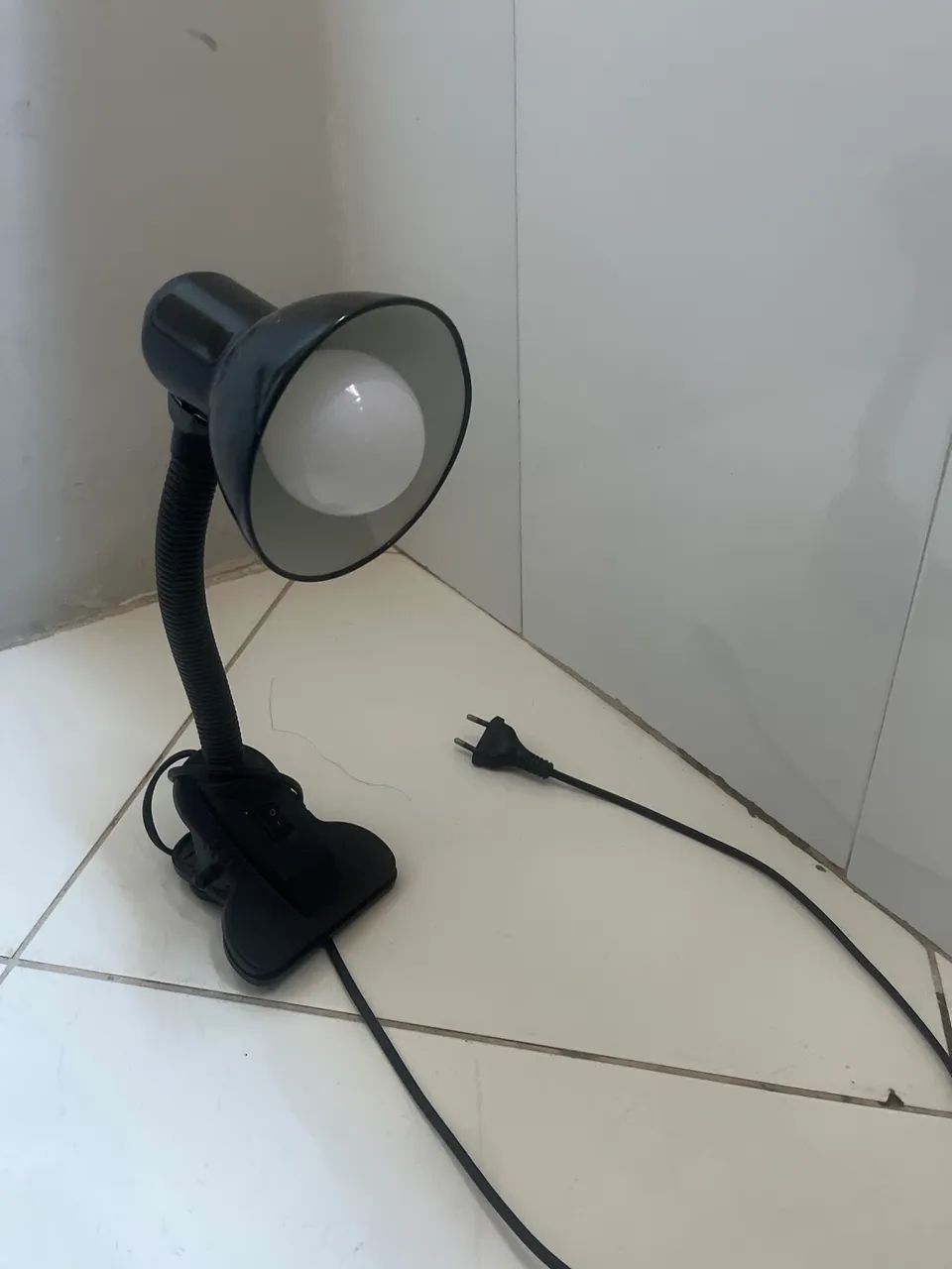   Luminária de mesa com garra