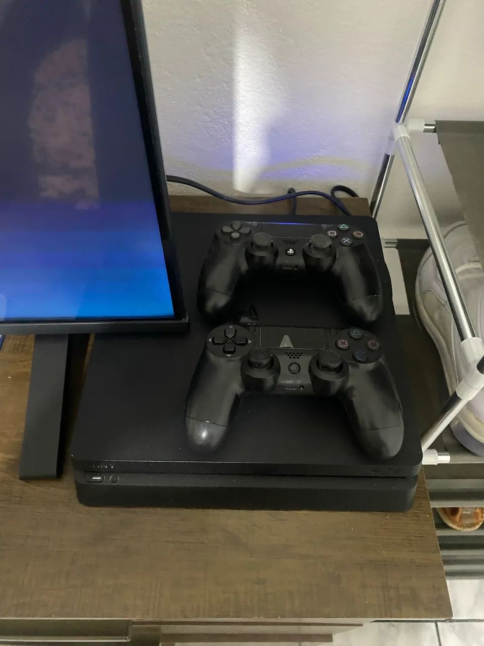 PlayStation 4 Sony - 2 controles - 480GB