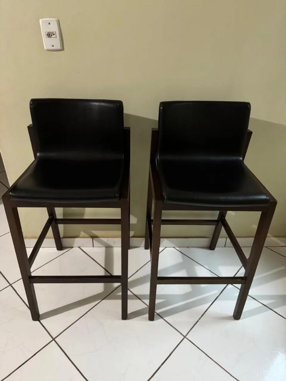 Banqueta de madeira e couro - Foto 2