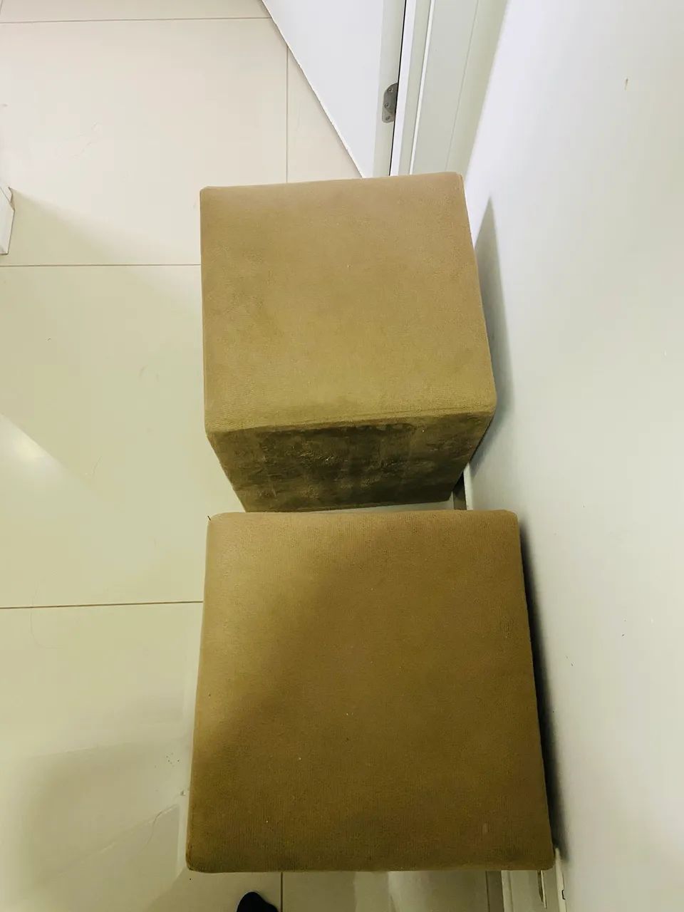 Par de puffs estofados bege/caramelo - ótimo para sala ou quarto - Foto 3