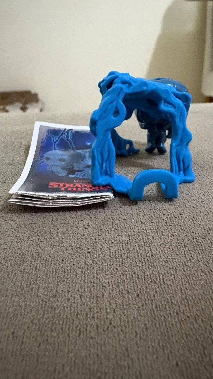 Suporte para celular do Vecna (Stranger Things Oficial kinder) - Foto 3