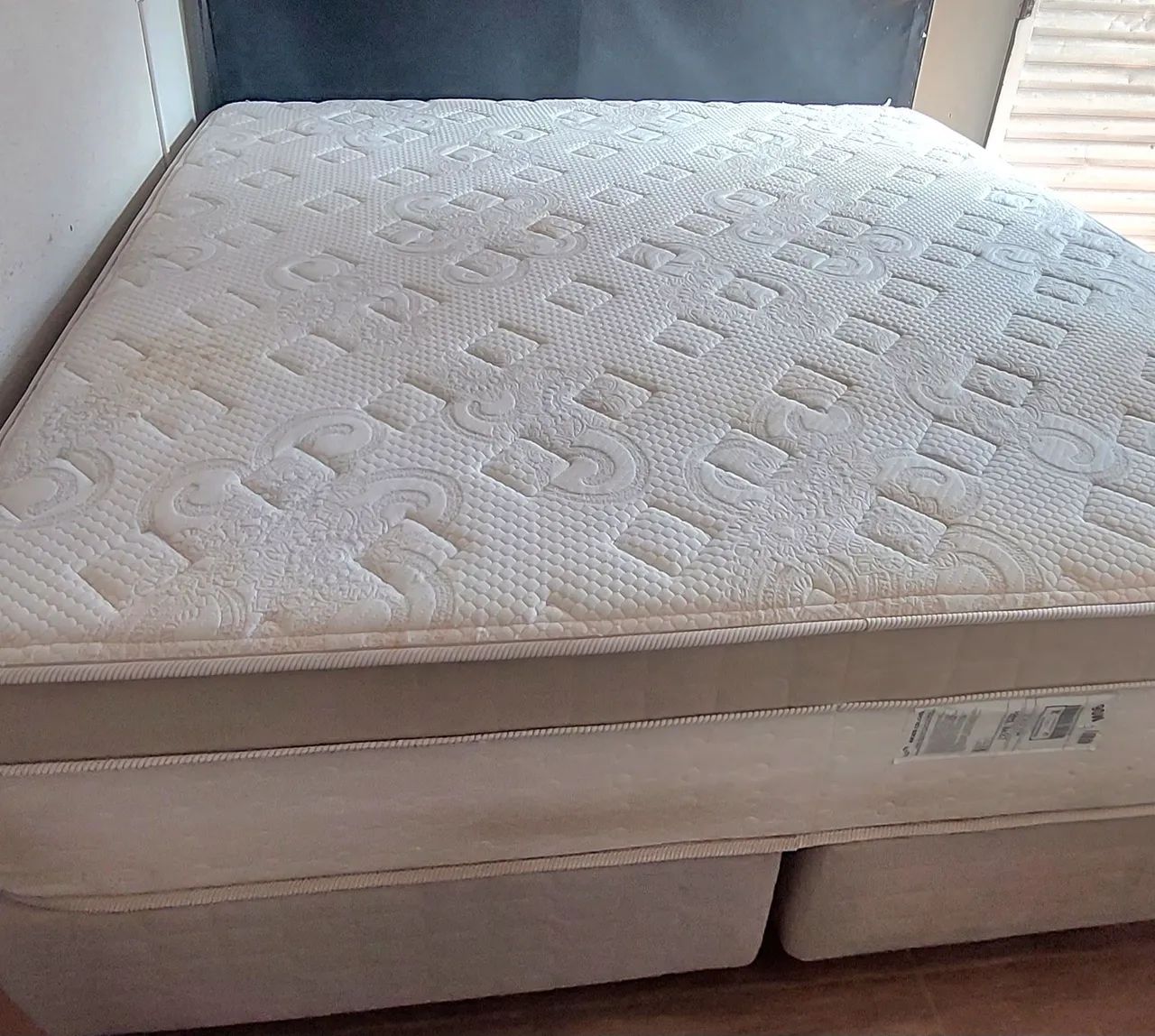 Doam-se 2 colchões King com box