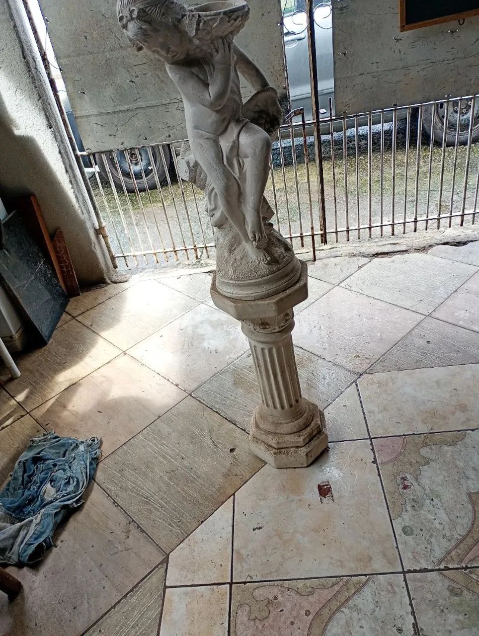 Pedestal e estátua - Foto 2