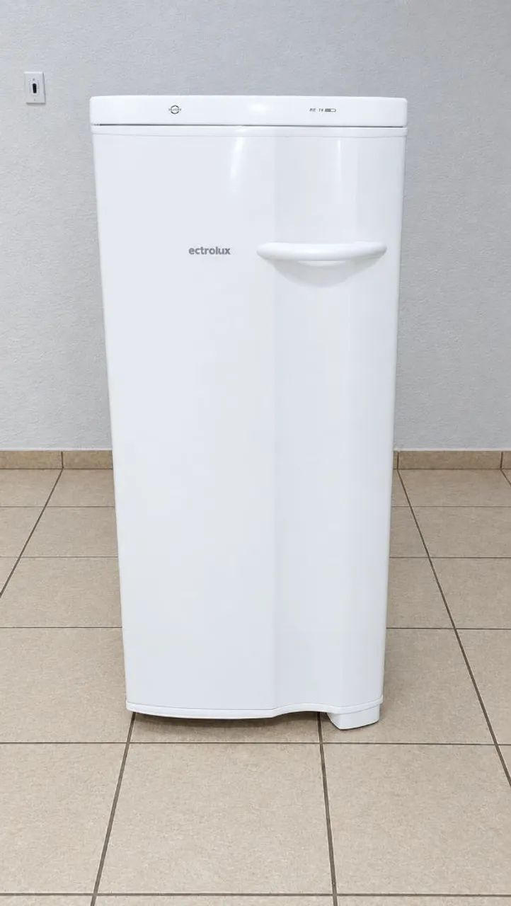 VENDO FREEZER VERTICAL ELECTROLUX 145 LITROS 