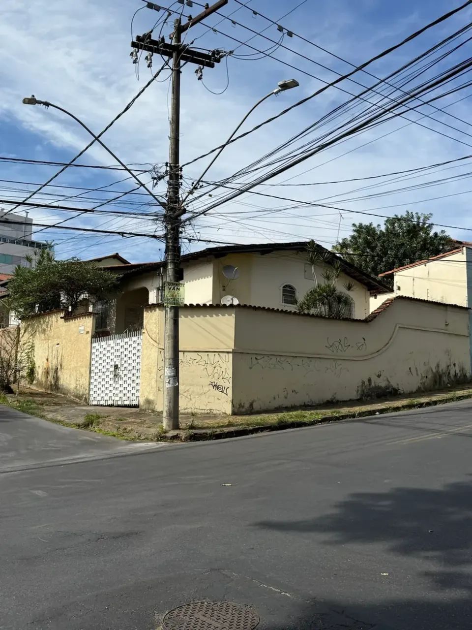 Casa esquina 03 quartos, suíte, 04 vagas.