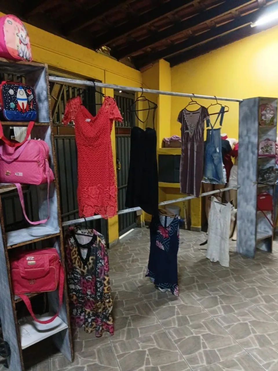 Arara de roupa com 2 prateleiras 