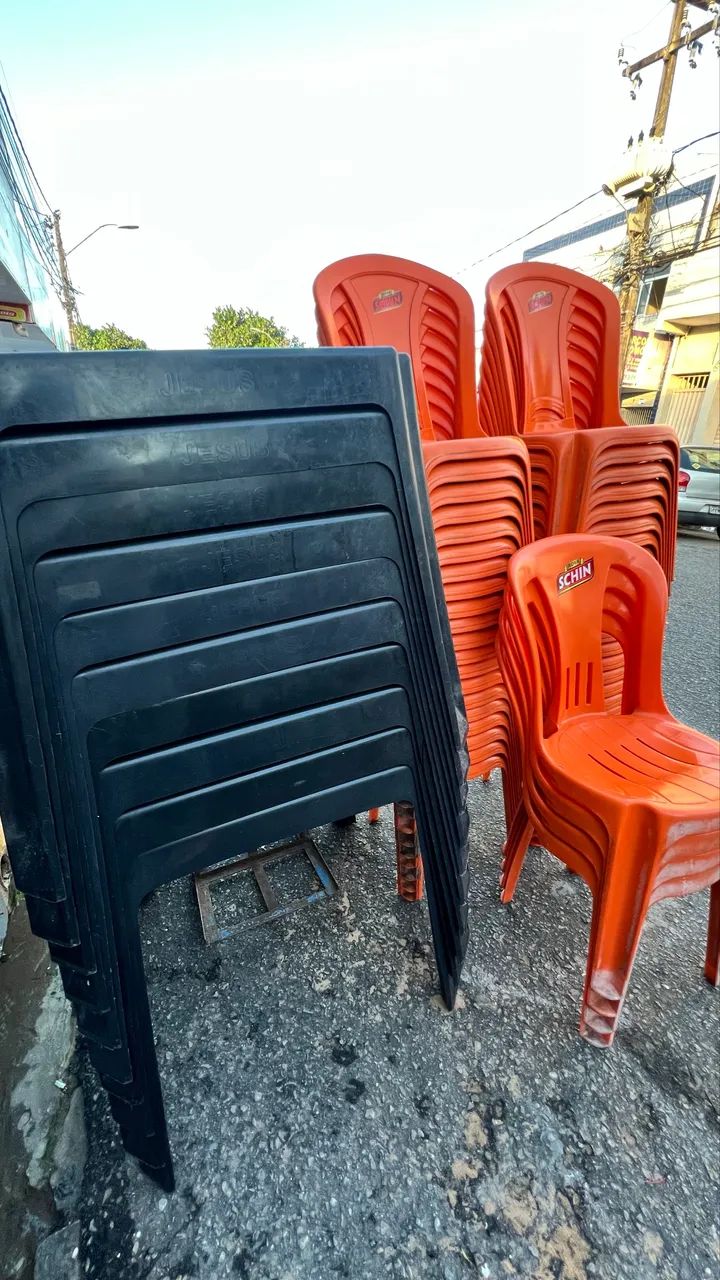 Conjunto usado cadeiras de plástico com mesa  - Foto 2