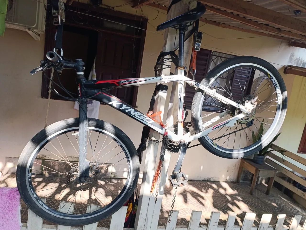 Bicicleta kyngo alumínio aro 26, precisando arrumar os freios  - Foto 3