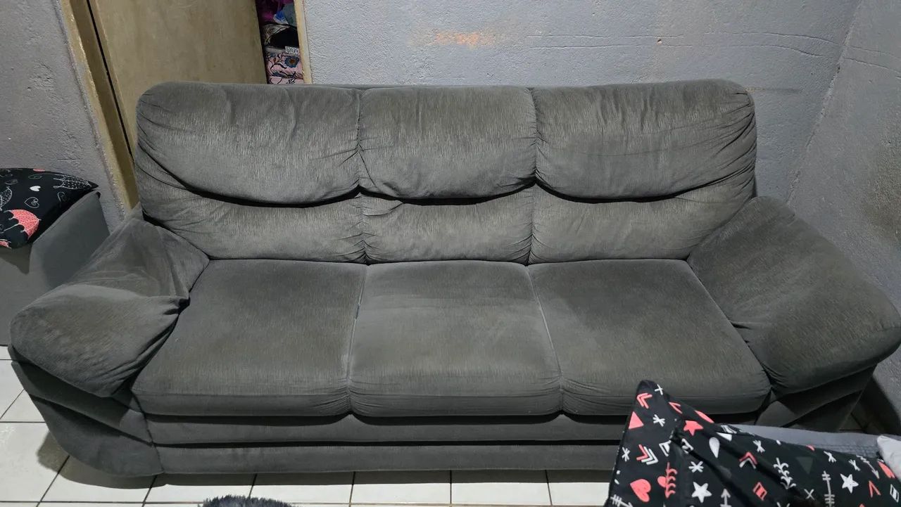 Sofá 3 e 2 lugares.