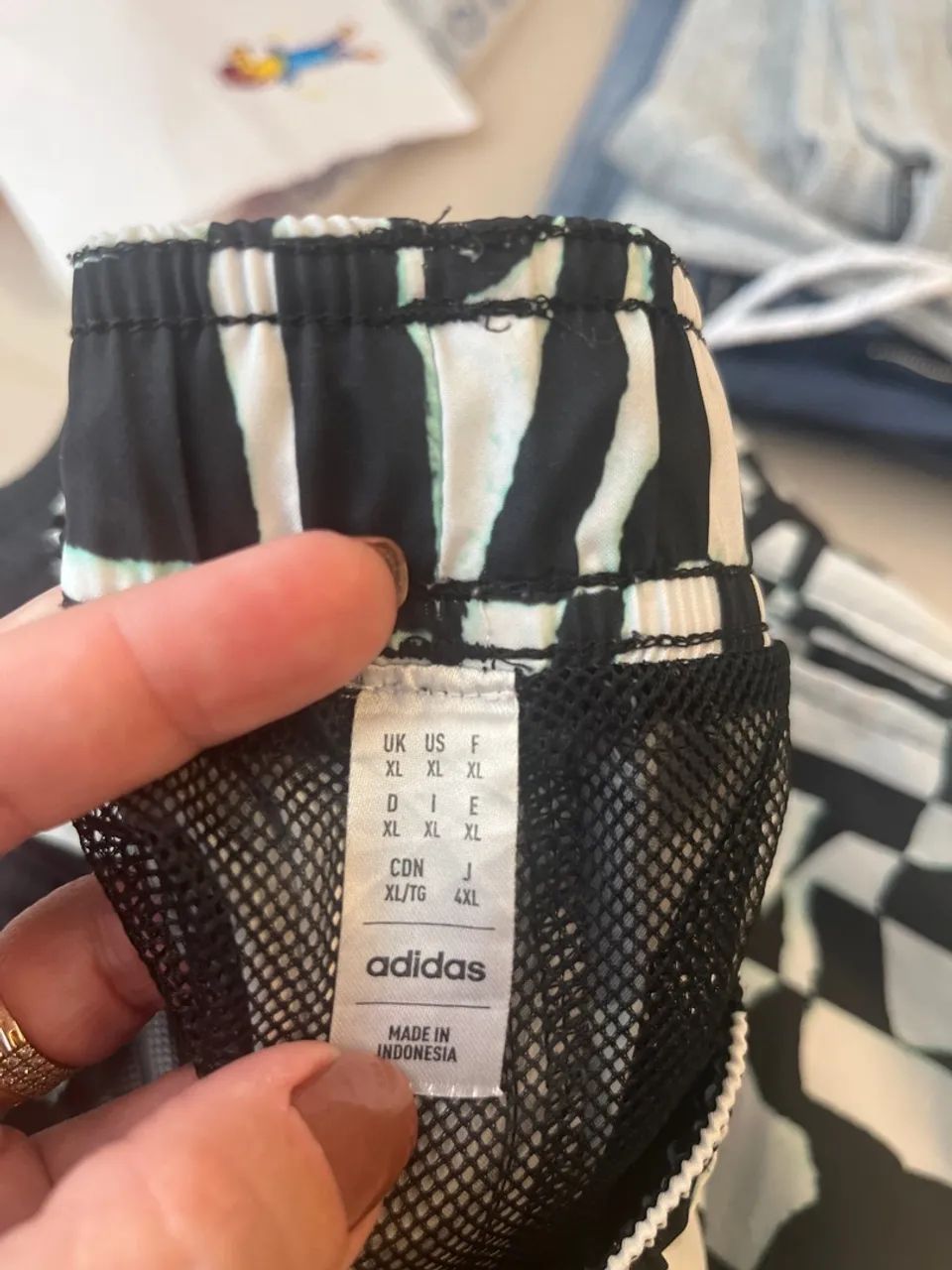 Bermuda Adidas preta e branca GG - Foto 5