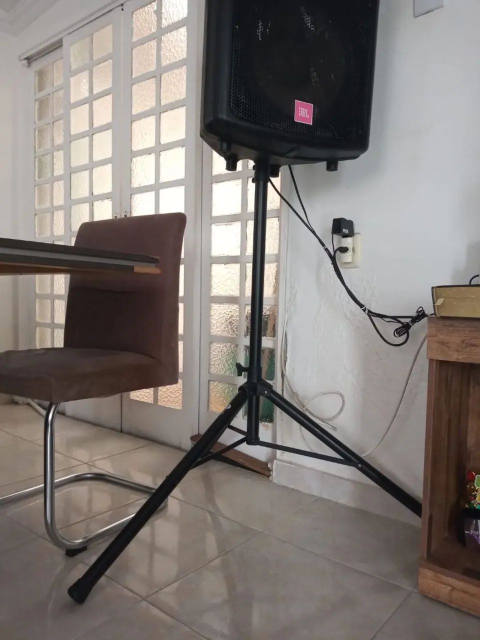 Caixa de som 800 watz com tripé de suporte 