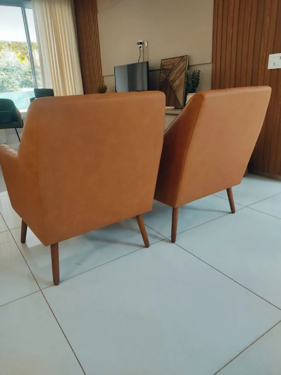Poltronas em facto marrom pés palito em madeira. - Foto 2