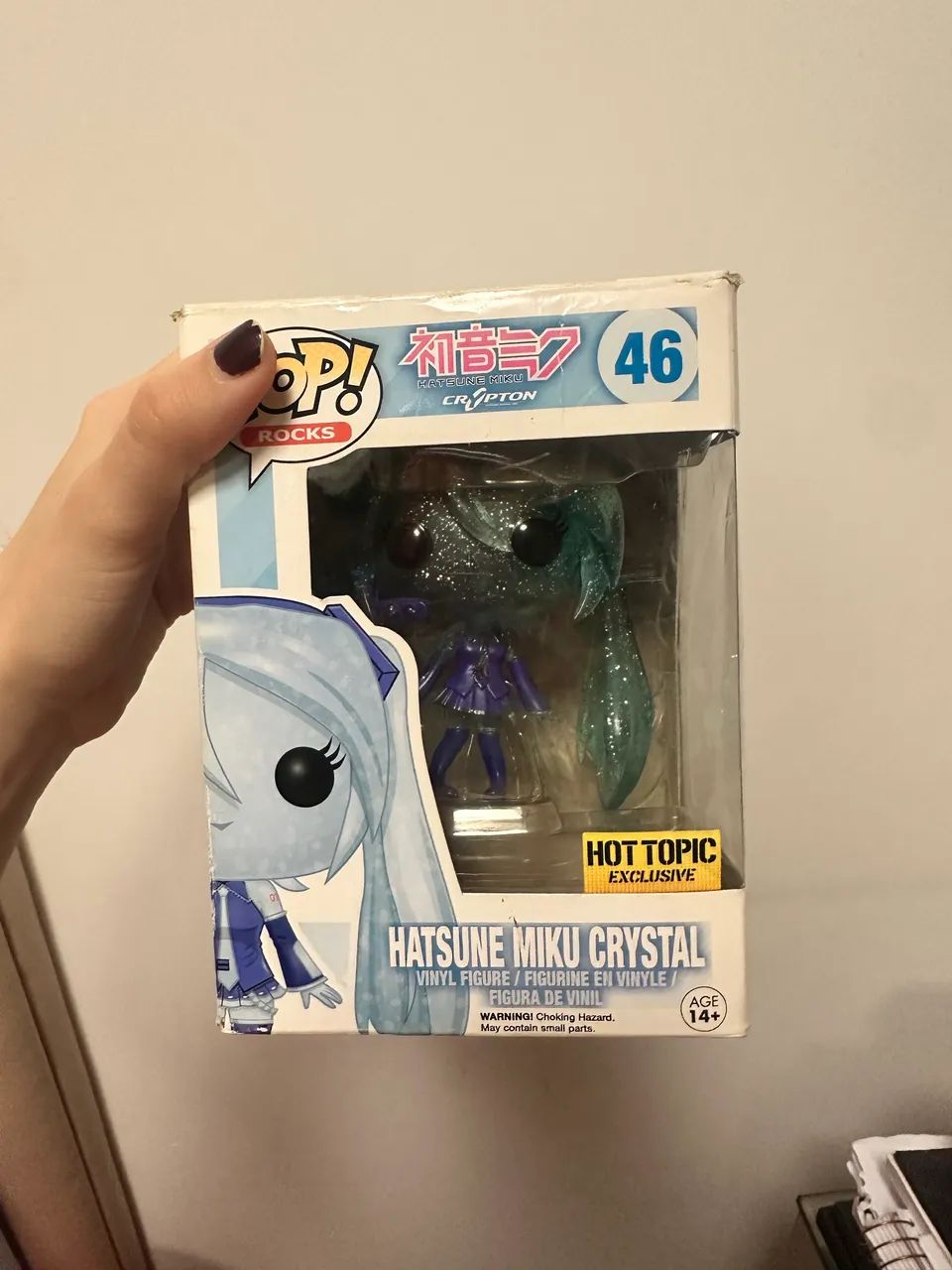 Funko pop Hatsune Miku Crystal com 1 orelha quebrada (mas é só colar)
