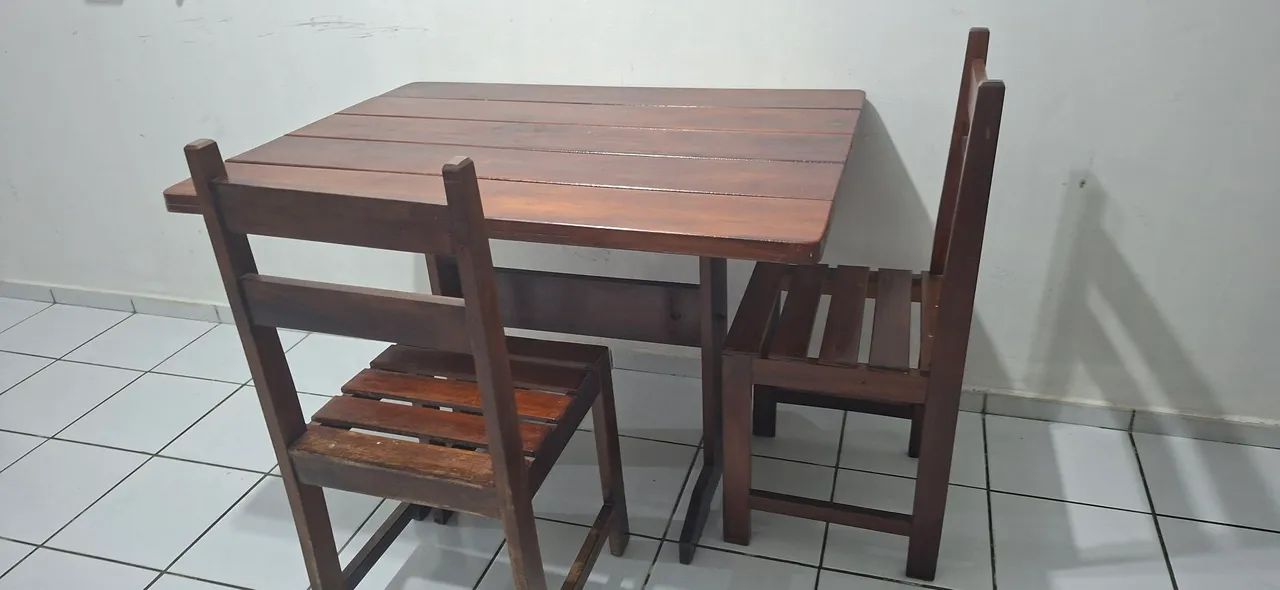 MESA DE MADEIRA COM 4 CADEIRAS