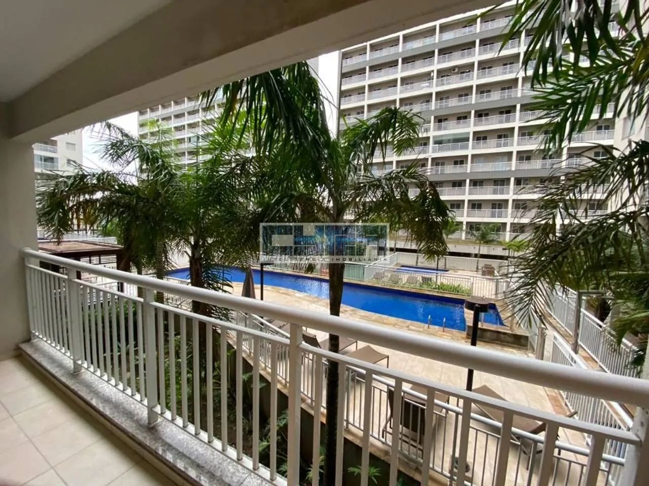 Apartamento MOBILIADO de 1 SUÍTE e GARAGEM - Foto 2