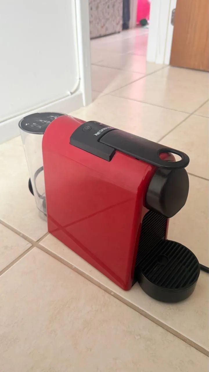 Cafeteira Nespresso Essenza Mini Vermelha 220V