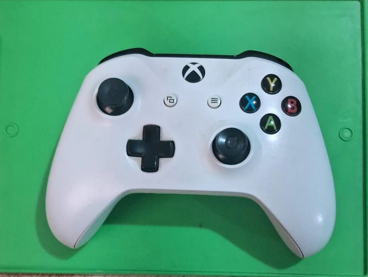 Controle de Xbox com detalhe