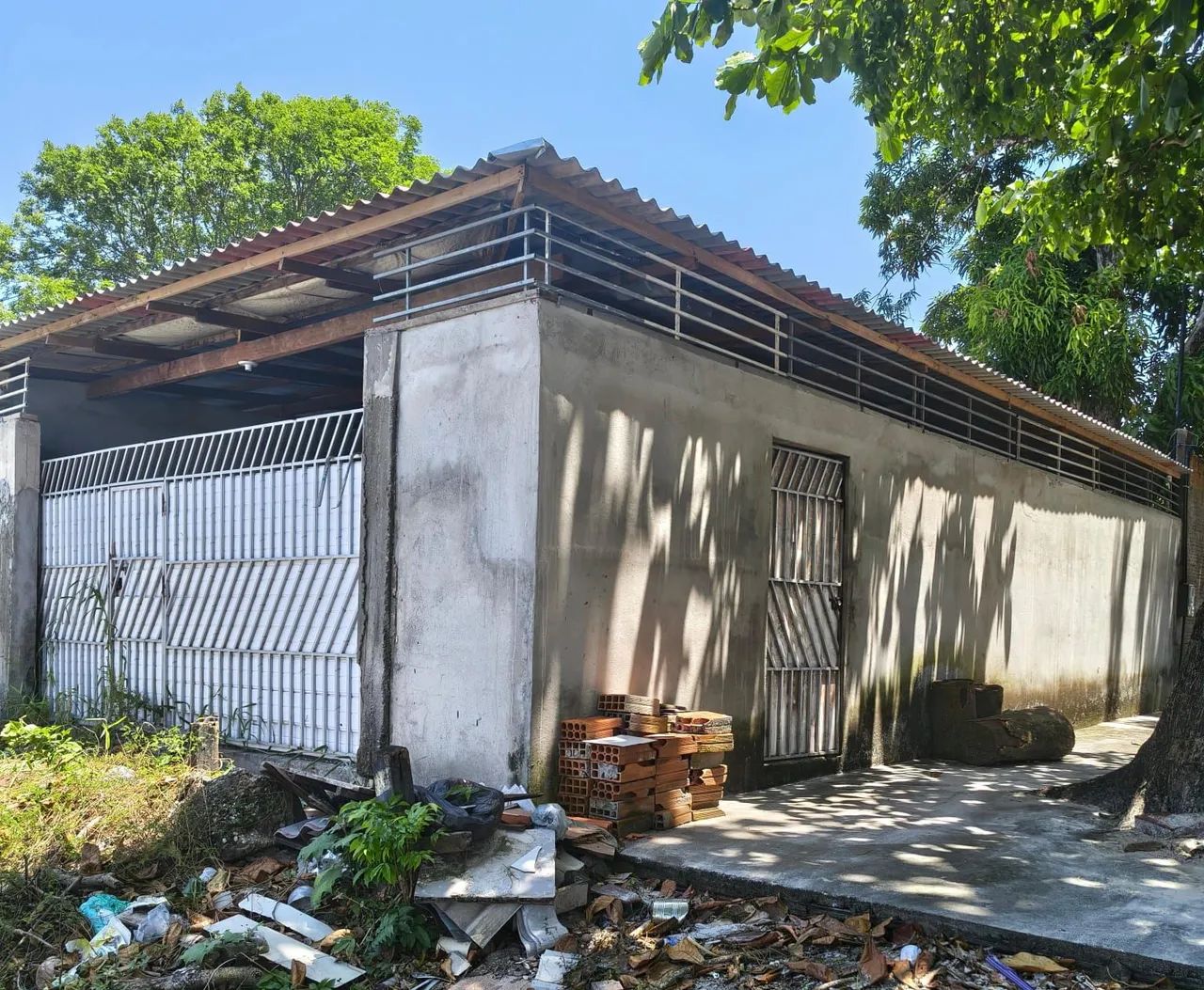 Ponto comercial de esquina em obras.