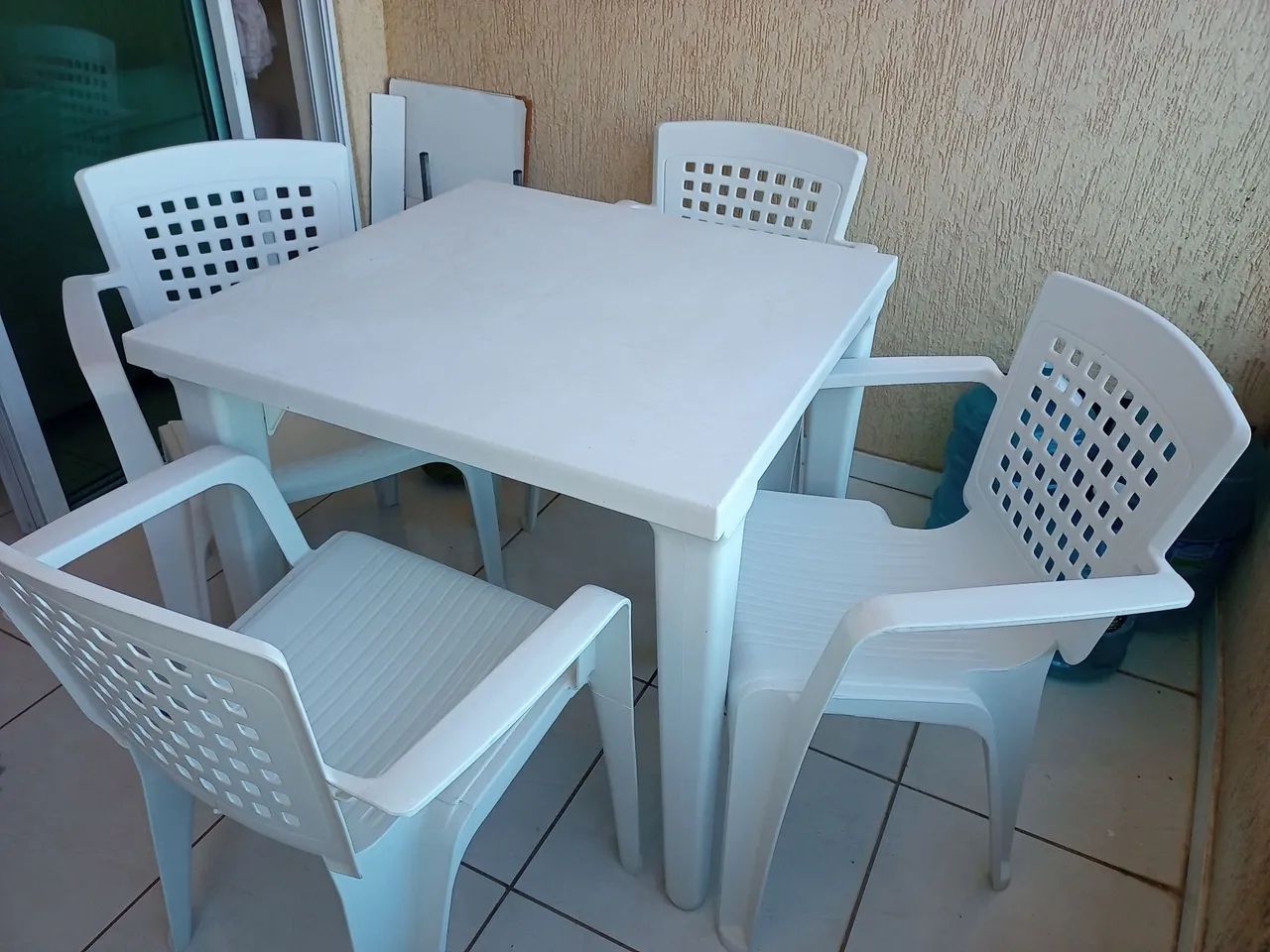 Jogo de mesa com cadeiras