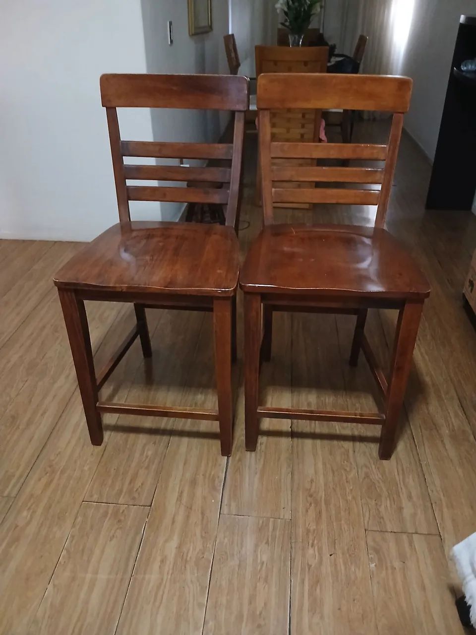 Vendo duas lindas cadeiras em madeira maciça. 