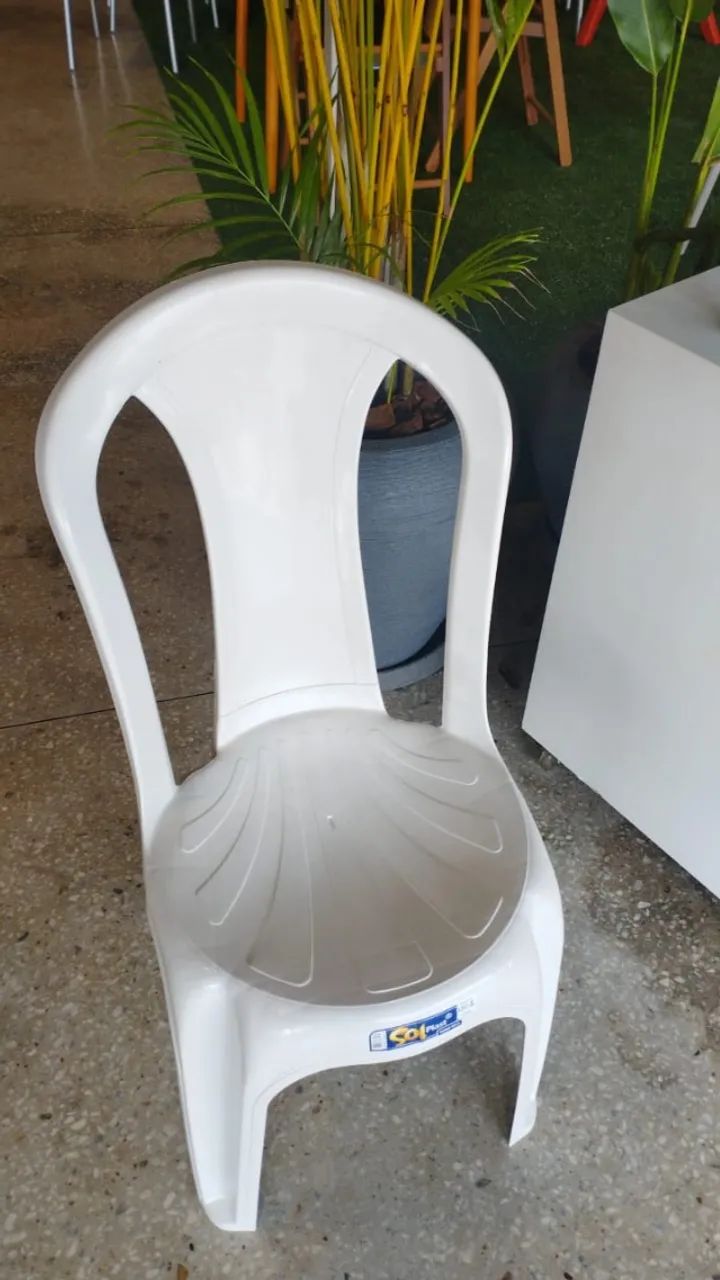 Cadeira Bistrô de Plástico Pratagy - 154 kg - NOVA - Foto 2