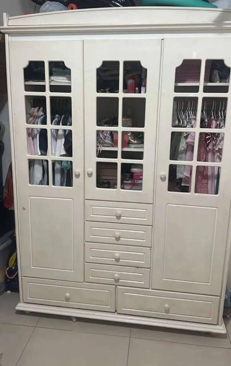 Guarda roupa infantil de  madeira 