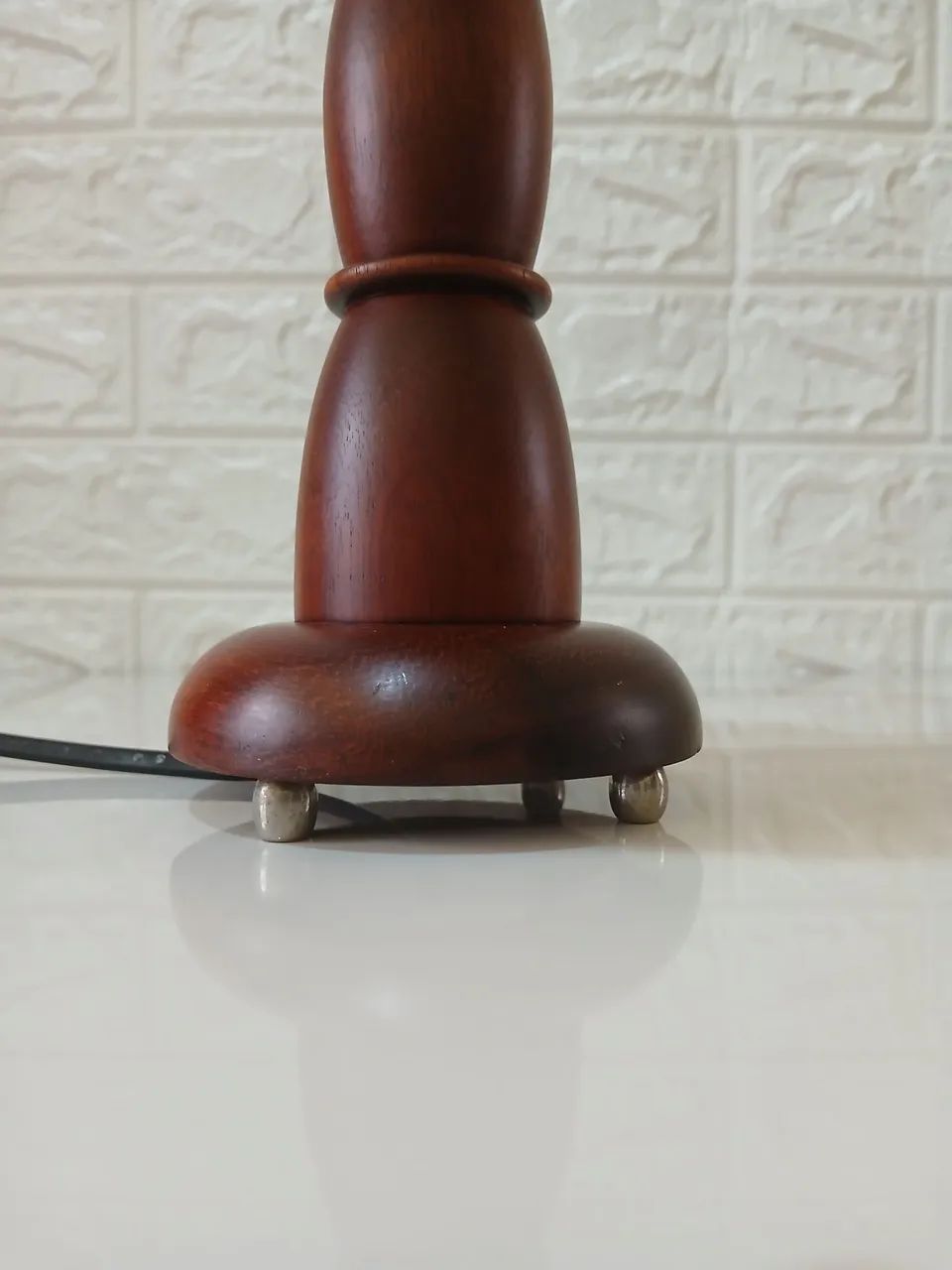 abajur de mesa com base de madeira torneada - Foto 4
