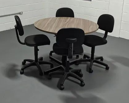 Mesa de reunião com 04 cadeiras