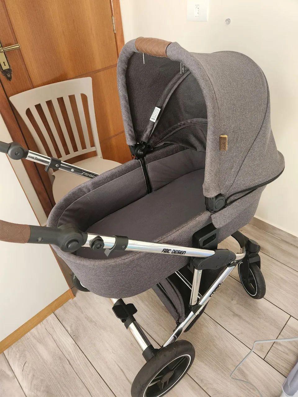 Carrinho de bebê com moisés