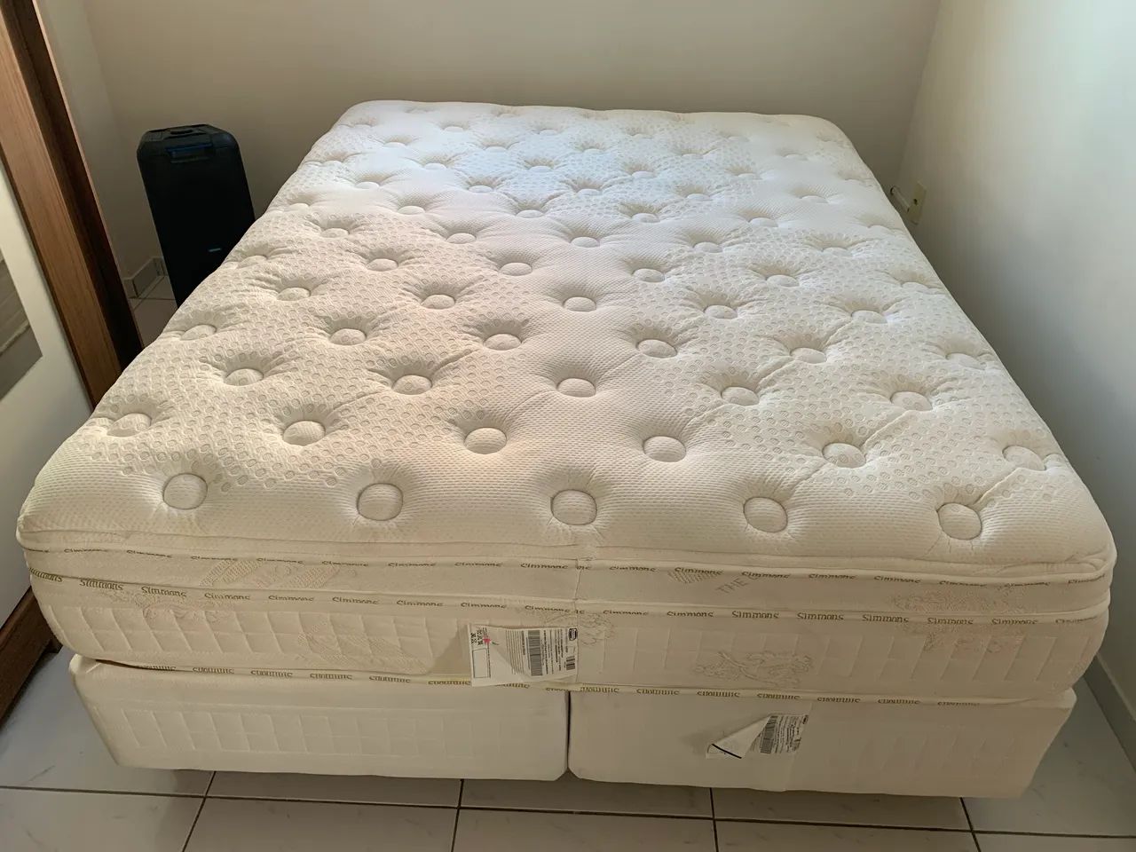 Cama box + Colchão Simmons 