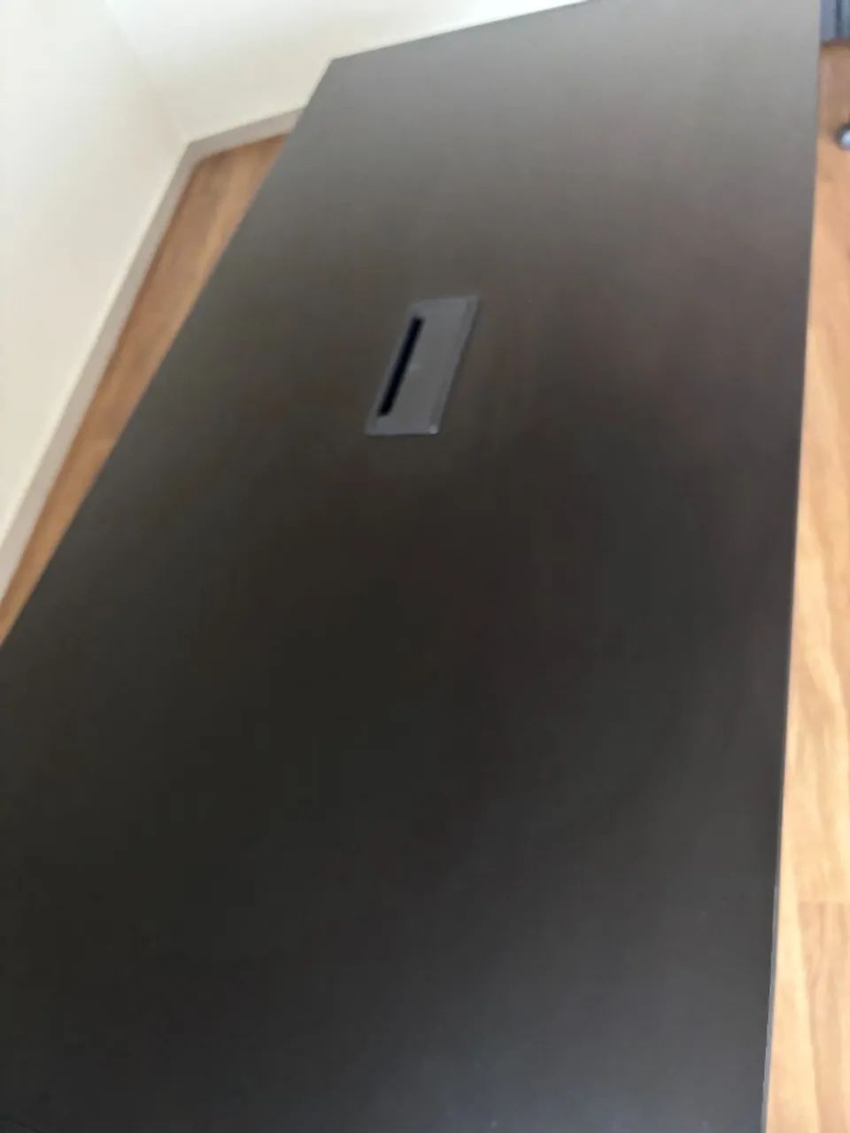 Mesa de Escritório Grande Preta com Passa-Cabos - Foto 4