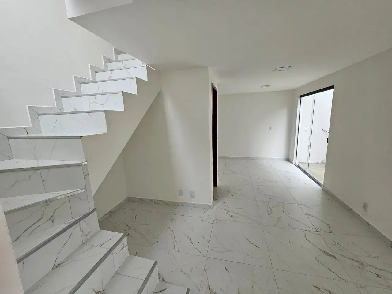 Compre casa nova com quintal