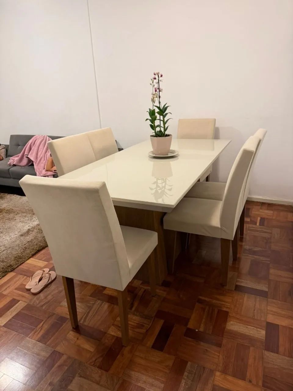 Mesa de jantar de 6 lugares com cadeiras