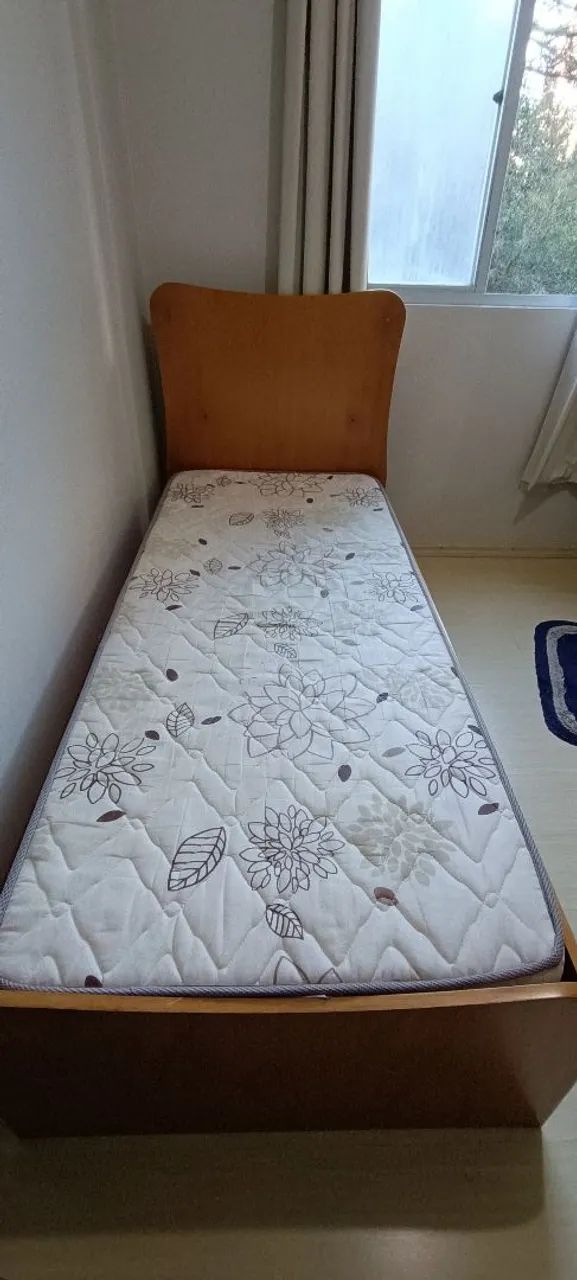 Cama de madeira, colchão e escrivaninha  - Foto 2