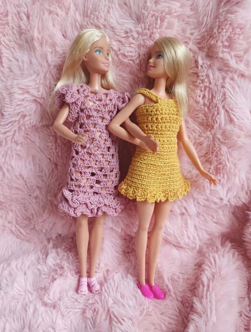 2 Barbies Mattel 2013 e 2015 com vestido crochê - Foto 3