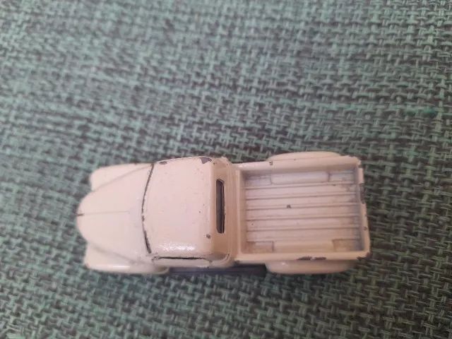 Carrinho Chevrolet 3100 Pick-up de cor creme, da marca Welly - Foto 4