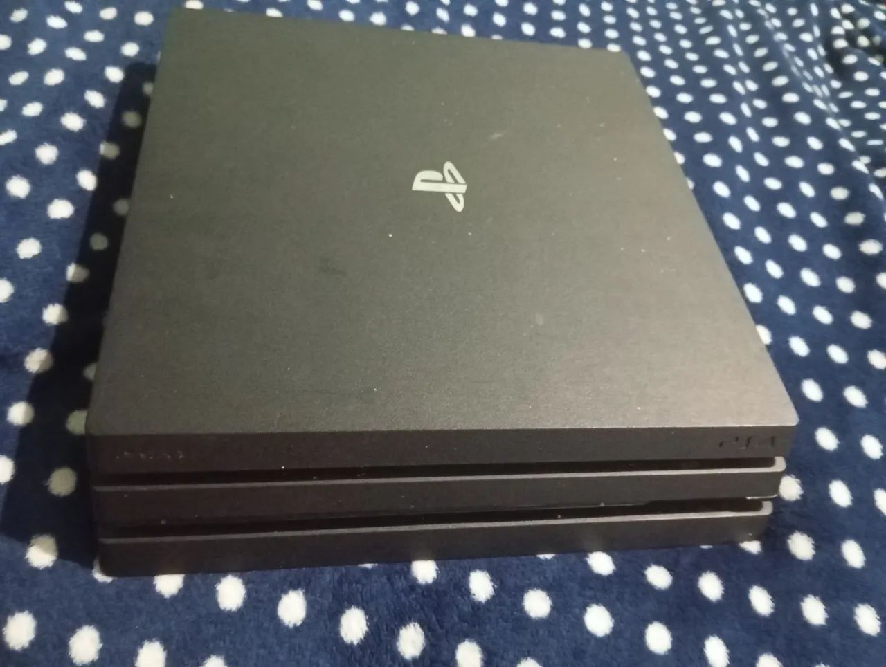 PS4 PRO 1TB 2 CONTROLES 