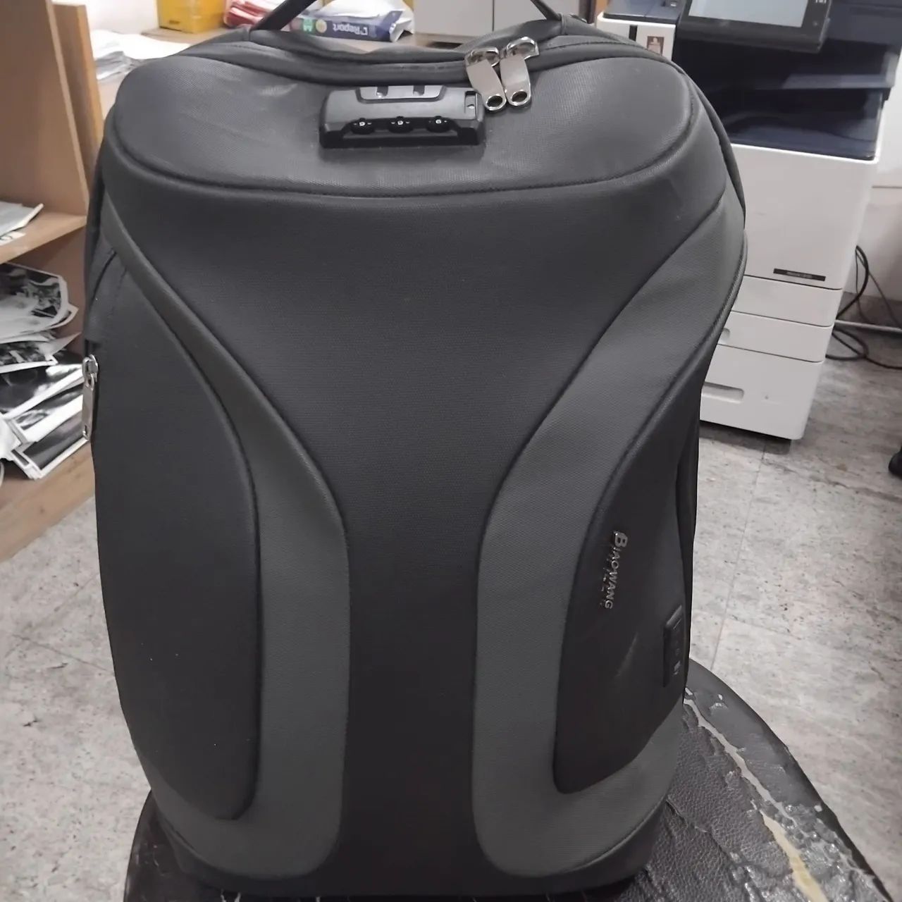 Vendo mochila usando 