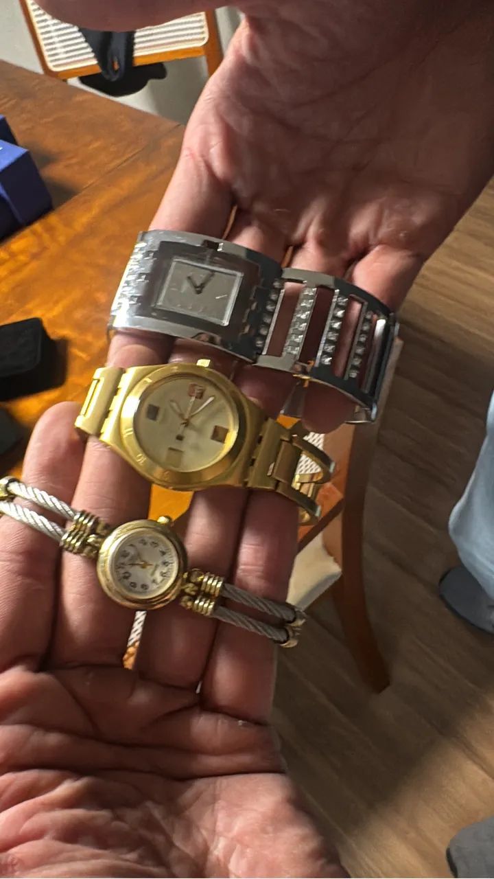 02 Relógios Swatch Prata e outro Dourado e 01 de outra marca - Foto 2