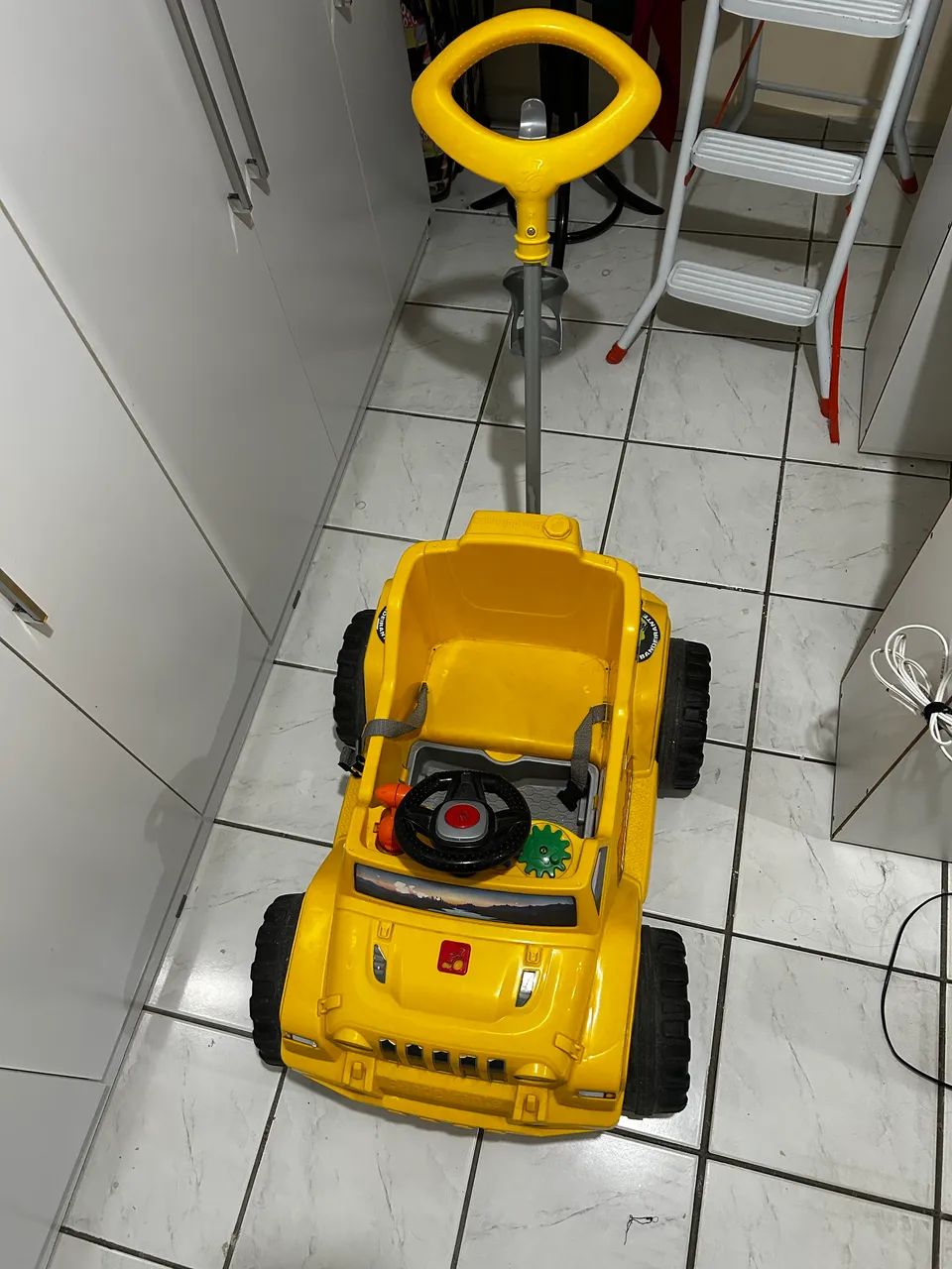 Carrinho de passeio Jeep, com pedal. - Foto 5