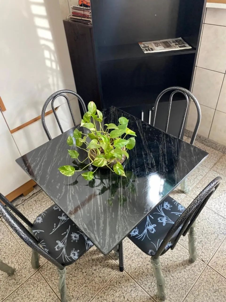 Mesa de Cozinha Marmorizada com 4 Cadeiras Nova, Entrego - Foto 2