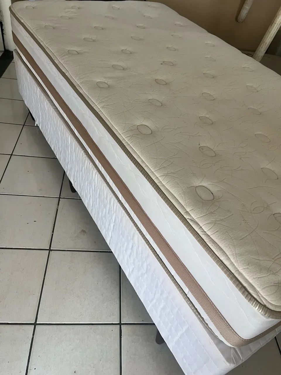Vende-se CAMA Solteirão Bem Conservada - Foto 2